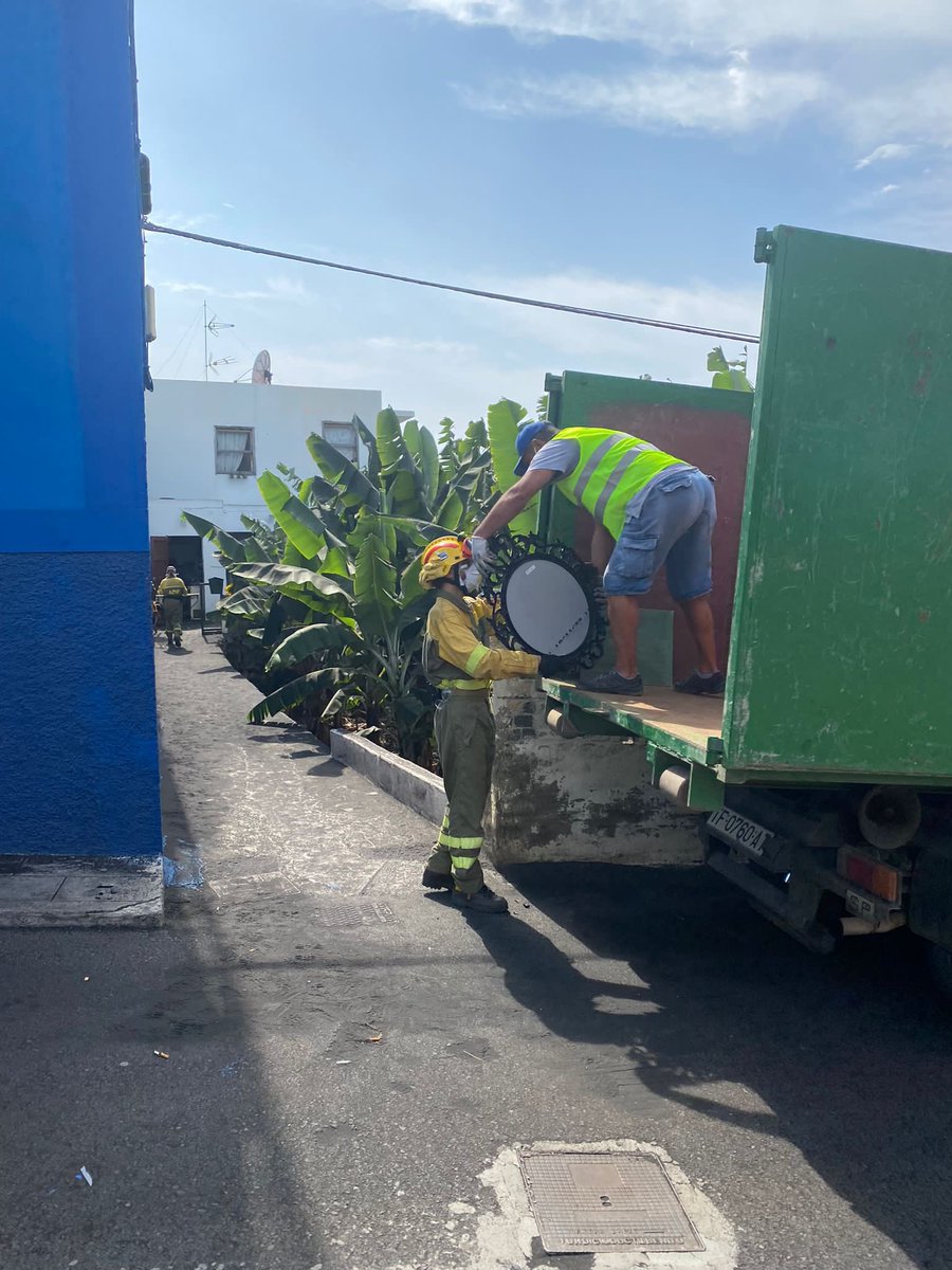 Adf247Sabadell's tweet photo. Nuestros voluntarios dejan La Palma después de una semana echando una mano a su gente. Desde la ADF Sabadell queriamos enviar todo nuestra fuerza y nuestro apoyo a toda la gente afectada por el volcan. #volcanCumbreVieja #VolcanLaPalma https://t.co/xPxTRiNzcu