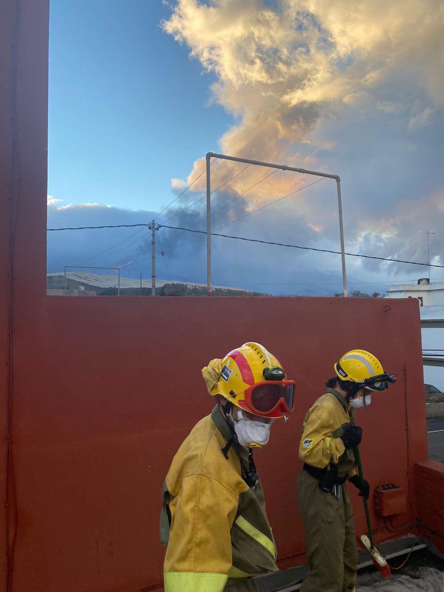 Adf247Sabadell's tweet photo. Nuestros voluntarios dejan La Palma después de una semana echando una mano a su gente. Desde la ADF Sabadell queriamos enviar todo nuestra fuerza y nuestro apoyo a toda la gente afectada por el volcan. #volcanCumbreVieja #VolcanLaPalma https://t.co/xPxTRiNzcu