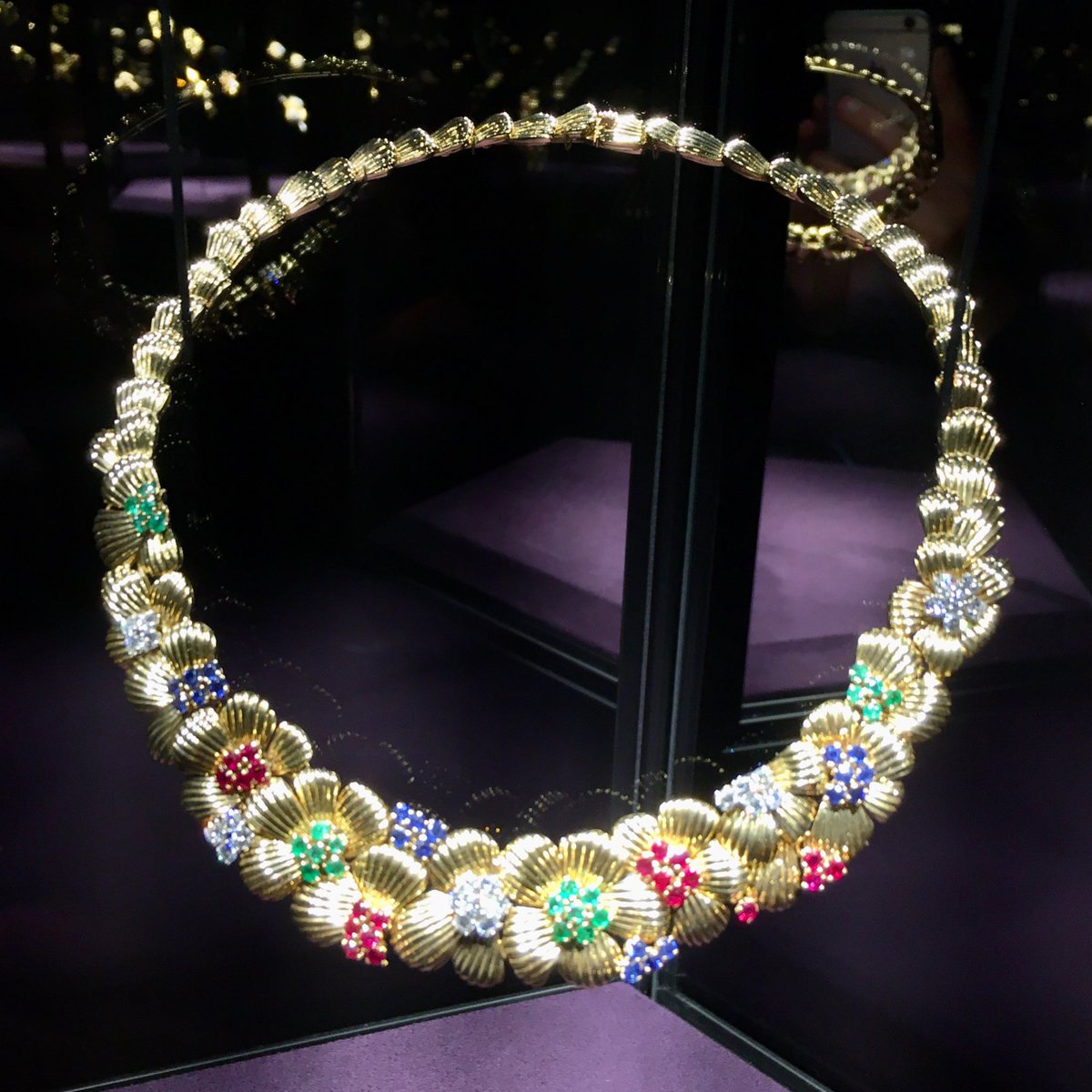 Guiguiii94's tweet photo. Jusqu’au 14 nov, @vancleefarpels propose une très belle #expo gratuite à l’hôtel d’Évreux (place Vendôme), associant une centaine de pièces patrimoniales et les photographies de fleurs de Mika Ninagawa, le tout dans une scénographie immersive, chic et kaléidoscopique ! #Florae https://t.co/eI9Y4t6wpq