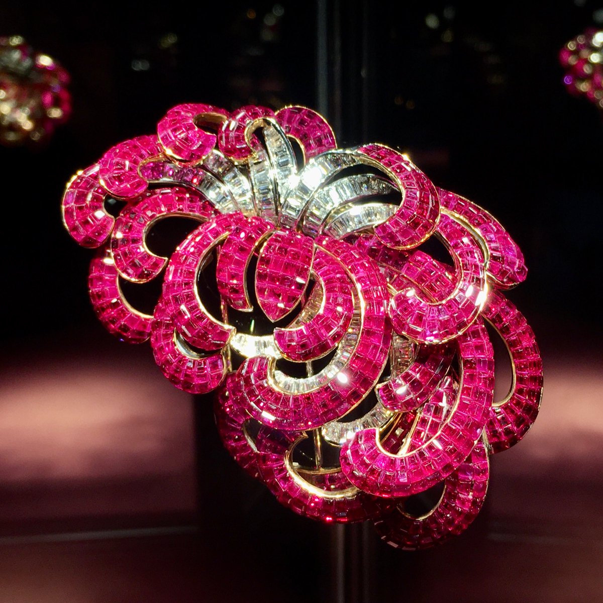 Guiguiii94's tweet photo. Jusqu’au 14 nov, @vancleefarpels propose une très belle #expo gratuite à l’hôtel d’Évreux (place Vendôme), associant une centaine de pièces patrimoniales et les photographies de fleurs de Mika Ninagawa, le tout dans une scénographie immersive, chic et kaléidoscopique ! #Florae https://t.co/eI9Y4t6wpq