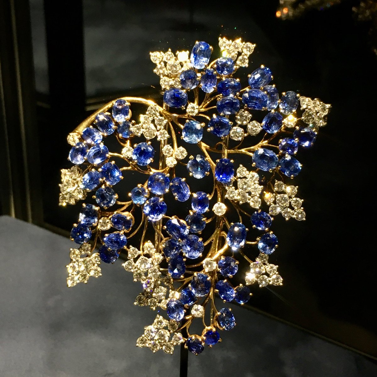 Guiguiii94's tweet photo. Jusqu’au 14 nov, @vancleefarpels propose une très belle #expo gratuite à l’hôtel d’Évreux (place Vendôme), associant une centaine de pièces patrimoniales et les photographies de fleurs de Mika Ninagawa, le tout dans une scénographie immersive, chic et kaléidoscopique ! #Florae https://t.co/eI9Y4t6wpq