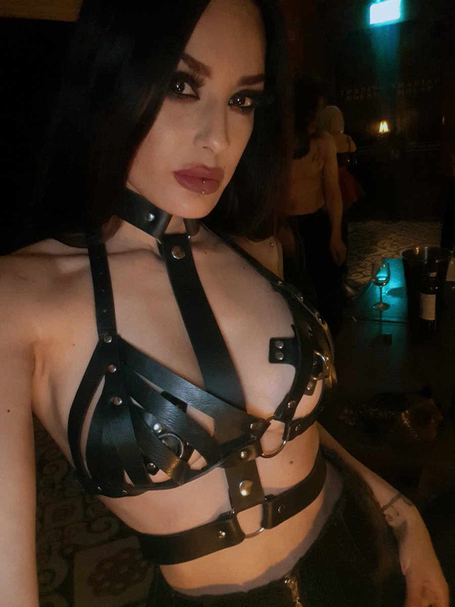 After one year and half finally I'm back at @houseofnoirgroup !!
I love to perform for this amazing party! 

So good to be back! 

Harness @fortheflycustoms 

#nishasara