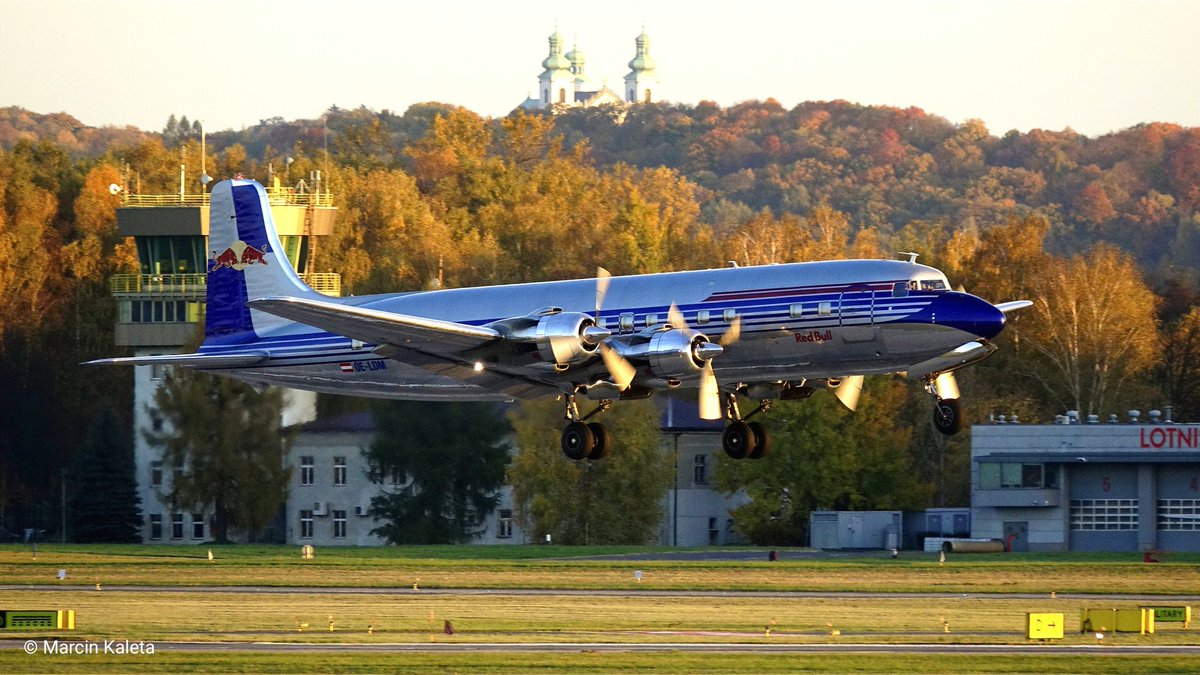 MarcinKaleta4's tweet image. 24.10.2021
Start Douglas DC-6B w jakże pięknych okolicznościach natury 🍁🍂✈️🛬🙂
#douglas #DC6B #RedBull #krakowairport #krakow #epkk #krk #fly #flying #aviationpreservation #aviation #aviationphotography #autumn #jesien #październik 
@KrakowAirport @MeteoprognozaPL