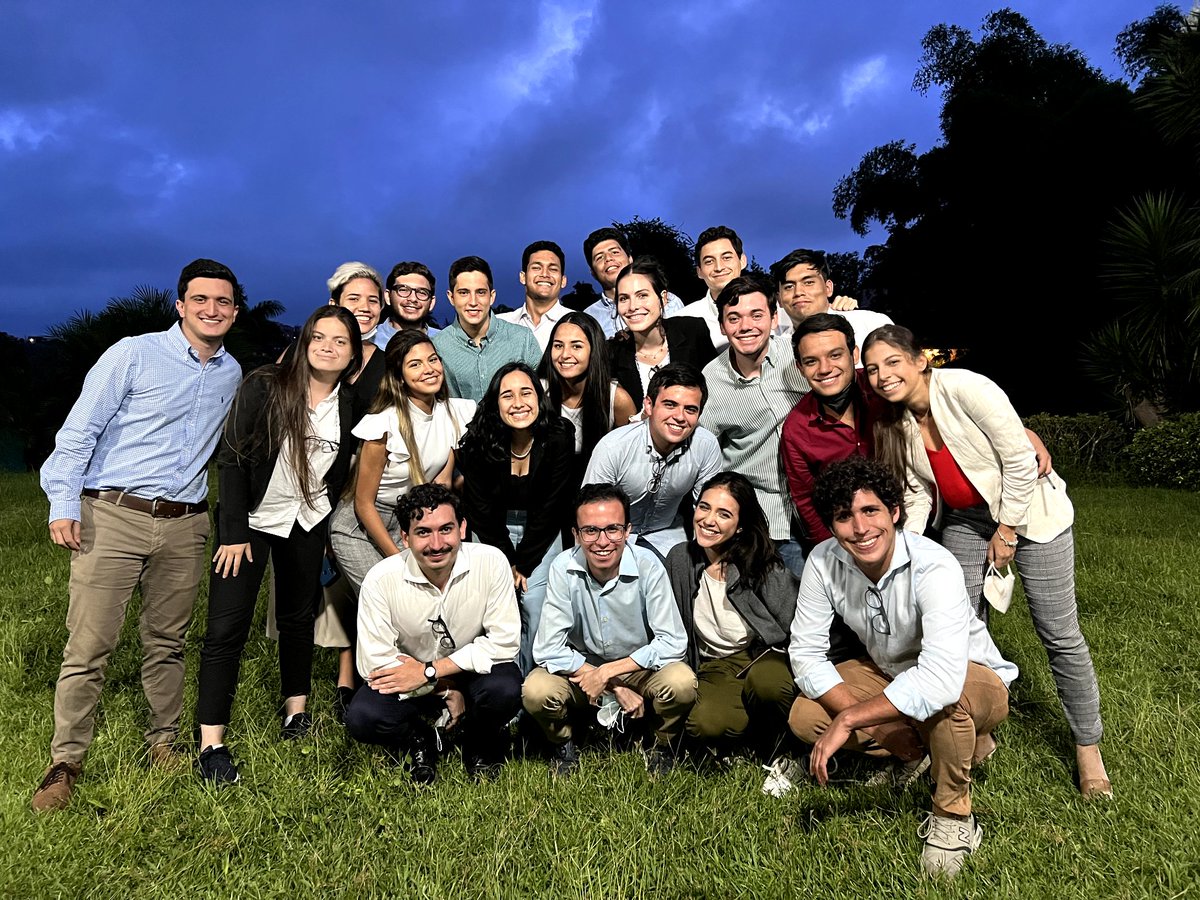 sefinioficial's tweet photo. Hoy, más que nunca, me siento orgulloso de ser Ucabista. 

Orgulloso de formarme en su campus, con sus profesores y mis compañeros.

Orgulloso de representarla en Venezuela y en el exterior. 

Orgulloso del trabajo que hacemos a través de @IdeesUCAB.

¡Felices 68 años, @enlaucab! https://t.co/ExNkz9ricD