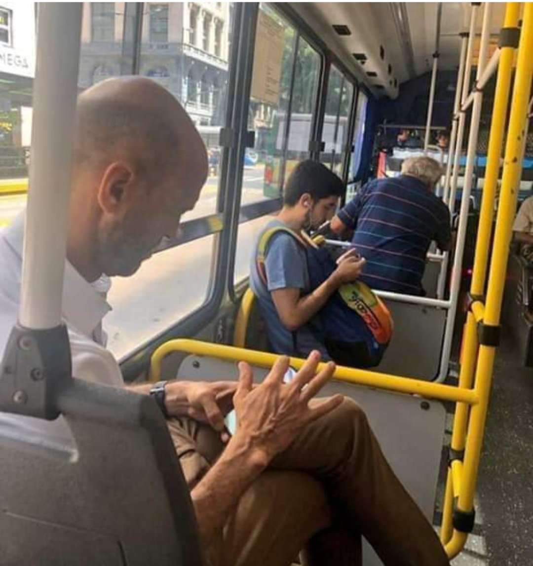 aloMecha's tweet photo. Pareciera Suiza. Un ministro en ómnibus.
Ahora, ustedes vieron algún ministro actuales sin autos oficiales y sin custodia?
Terrible DIFERENCIA que no supieron aprovechar https://t.co/LEFHUNt6X6