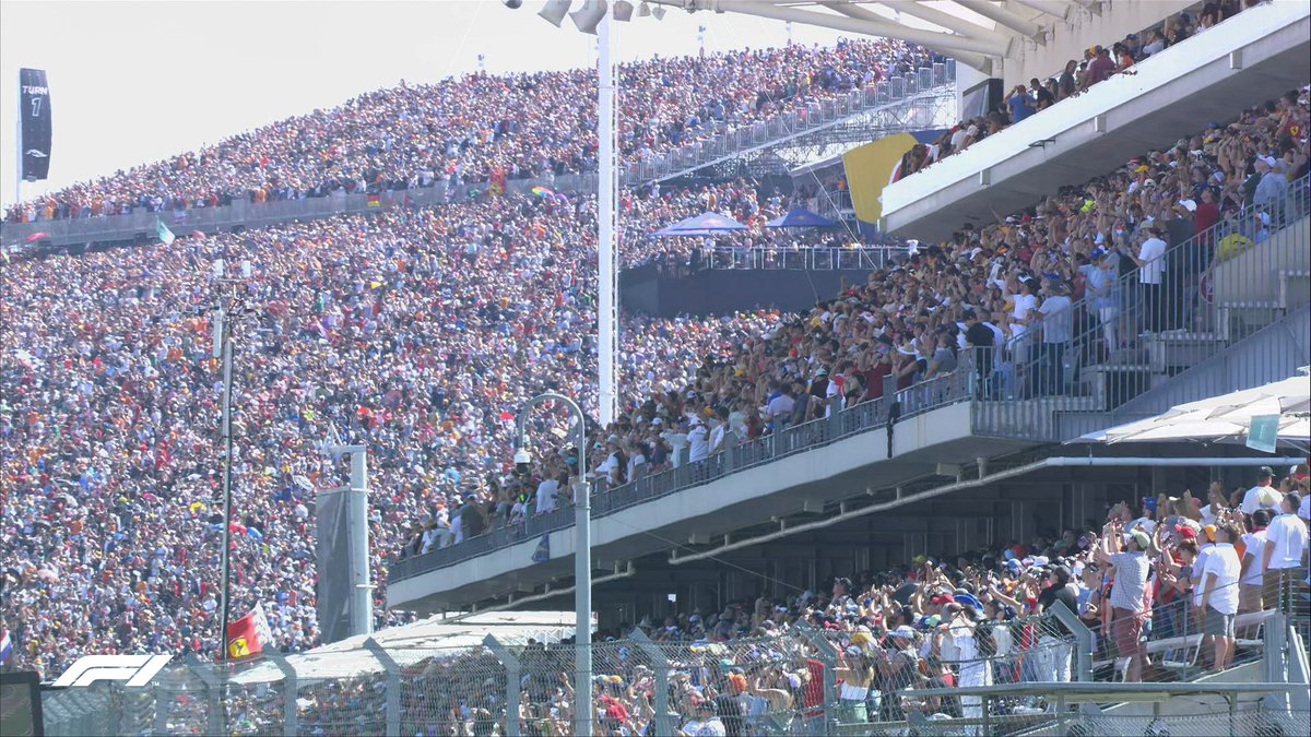victorabadf1's tweet photo. Hace unos pocos años absolutamente NADIE se habría creído que este es el ambiente en un Gran Premio de Fórmula 1 en los Estados Unidos.

Llámenlo efecto Netflix, efecto Hamilton vs Verstappen o como quieran. Pero es una locura lo que ha crecido este deporte. https://t.co/w8UZp9ukFr