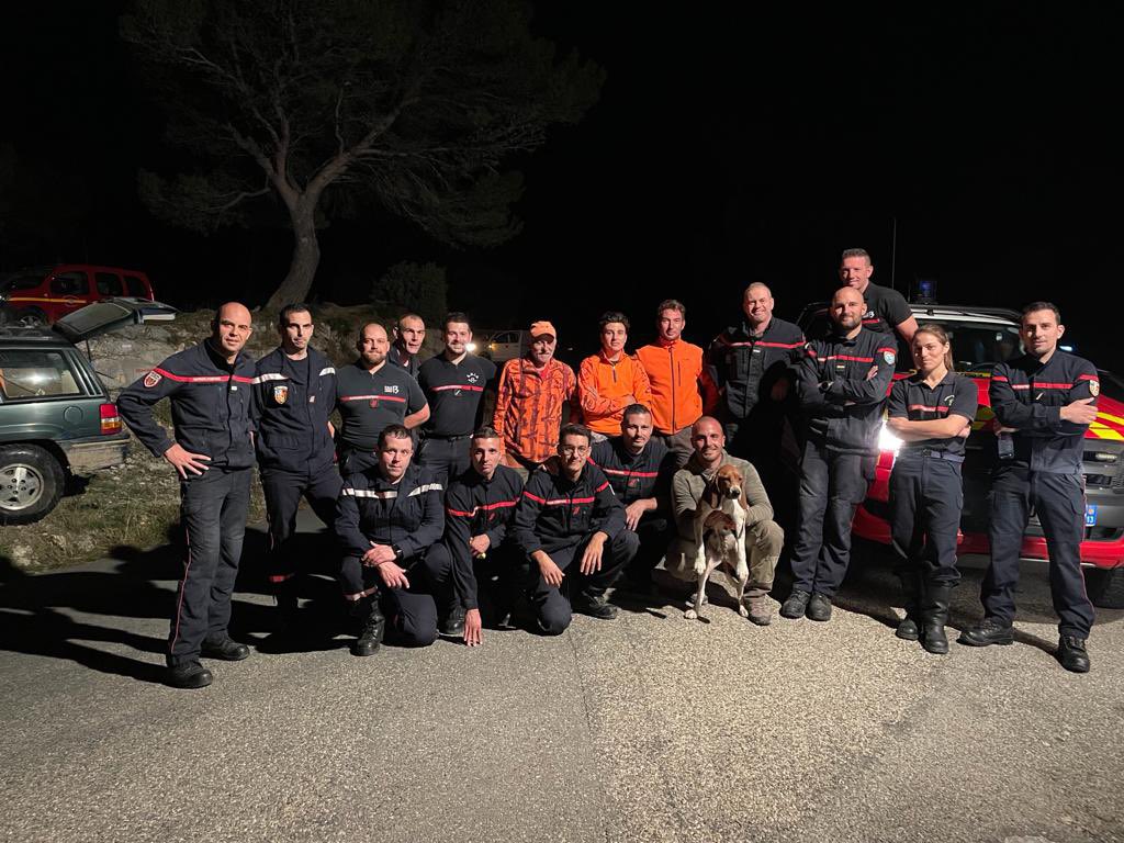Pompiers_13's tweet photo. 🔴[#Opérations] 

Les #Pompiers13 vous protègent et protègent ceux que vous aimez. 
Après plusieurs heures d’un sauvetage compliqué, Loca est saine et sauve. Ce soir, le maître et son chien ont été réunis grâce à l’intervention des équipes spécialisées du sauvetage déblaiement. https://t.co/v1TlN595fs