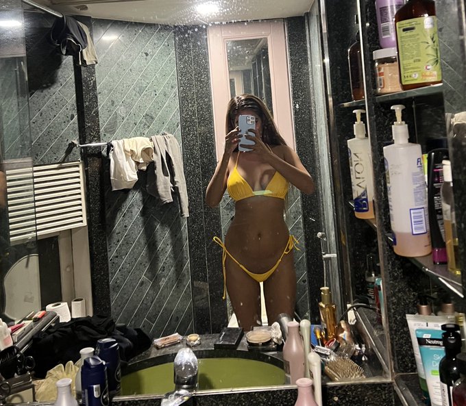 And I&rsquo;m still busy clicking this. https://t.co/NQfH41q6BM<a href="/tag/whatsappmessagetopoonampandey"class="tags"><span>#whatsappmessagetopoonampandey</span></a>