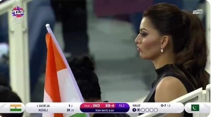 SiizoHere's tweet photo. بابر اور رضوان کے ساتھ ساتھ کیمرہ مین نے بھی اچھا دیا۔۔۔😜✌️😁
#PakvsIndia https://t.co/AWC9NbS03R