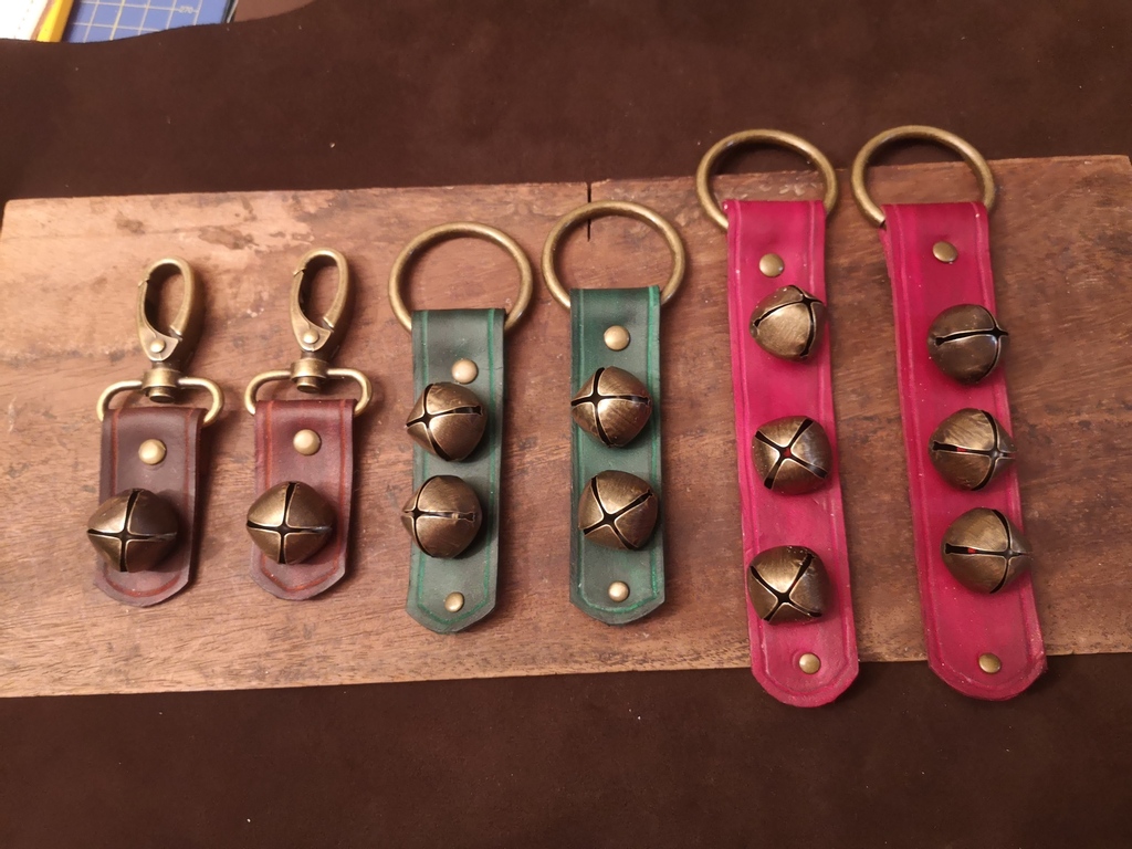 Skenterly's tweet photo. Is it Christmas yet? Not that I'm really excited about a whole week off or anything.
Made a start on some Christmas bells as they are my favourite thing to make this time of year.
#leather #cornish #cornishmaker #cornwall #cornishvalkyrie #christmas2021 #reindeer #jinglebells https://t.co/EWYnL4xZrC
