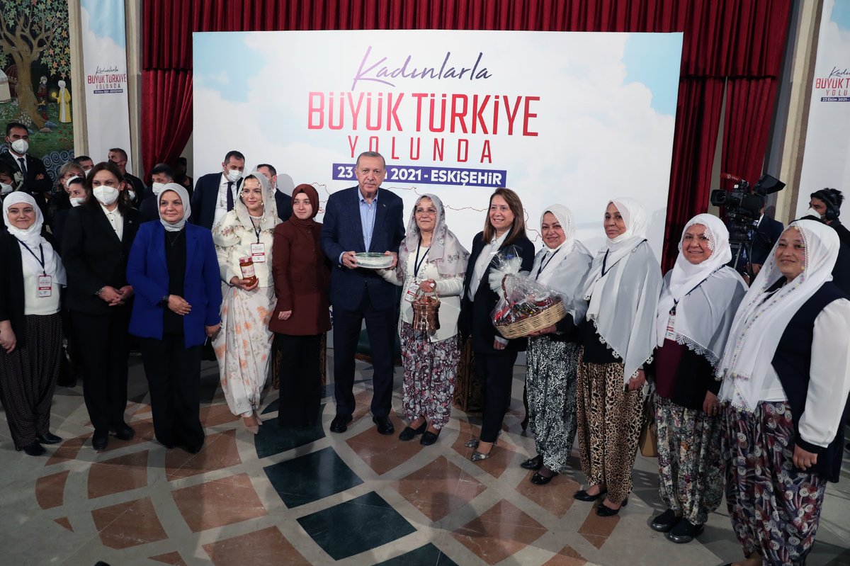 Akparti's tweet photo. Cumhurbaşkanımız Recep Tayyip Erdoğan, dün gerçekleştirdiği Eskişehir ziyaretinde, girişimci, çiftçi, öğrenci, sporcu, sanatçı ve emekçi kadınlarla "#KadınlarlaBüyükTürkiyeYolunda" programında bir araya geldi. https://t.co/zrlpXIEY8n