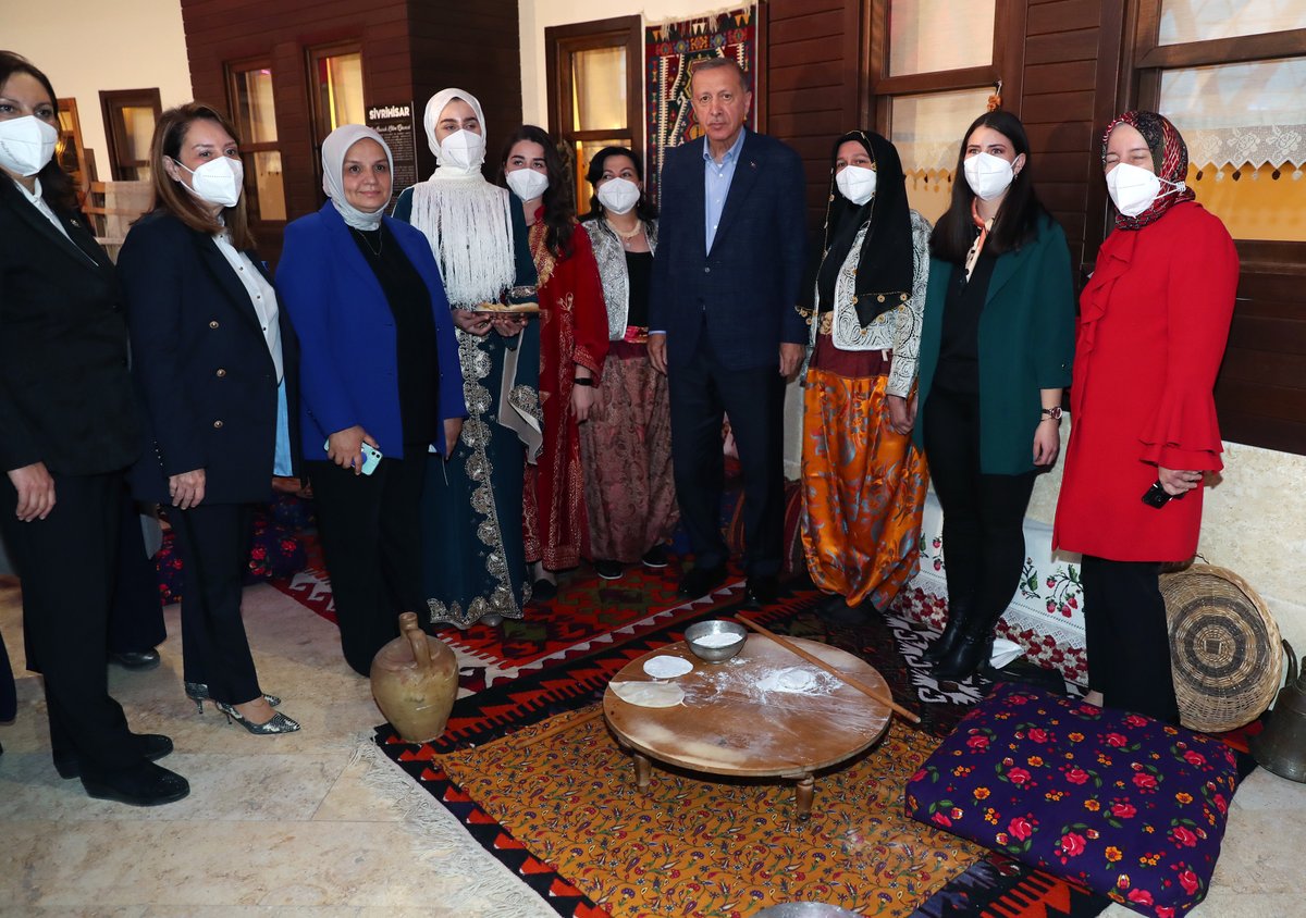 Akparti's tweet photo. Cumhurbaşkanımız Recep Tayyip Erdoğan, dün gerçekleştirdiği Eskişehir ziyaretinde, girişimci, çiftçi, öğrenci, sporcu, sanatçı ve emekçi kadınlarla "#KadınlarlaBüyükTürkiyeYolunda" programında bir araya geldi. https://t.co/zrlpXIEY8n