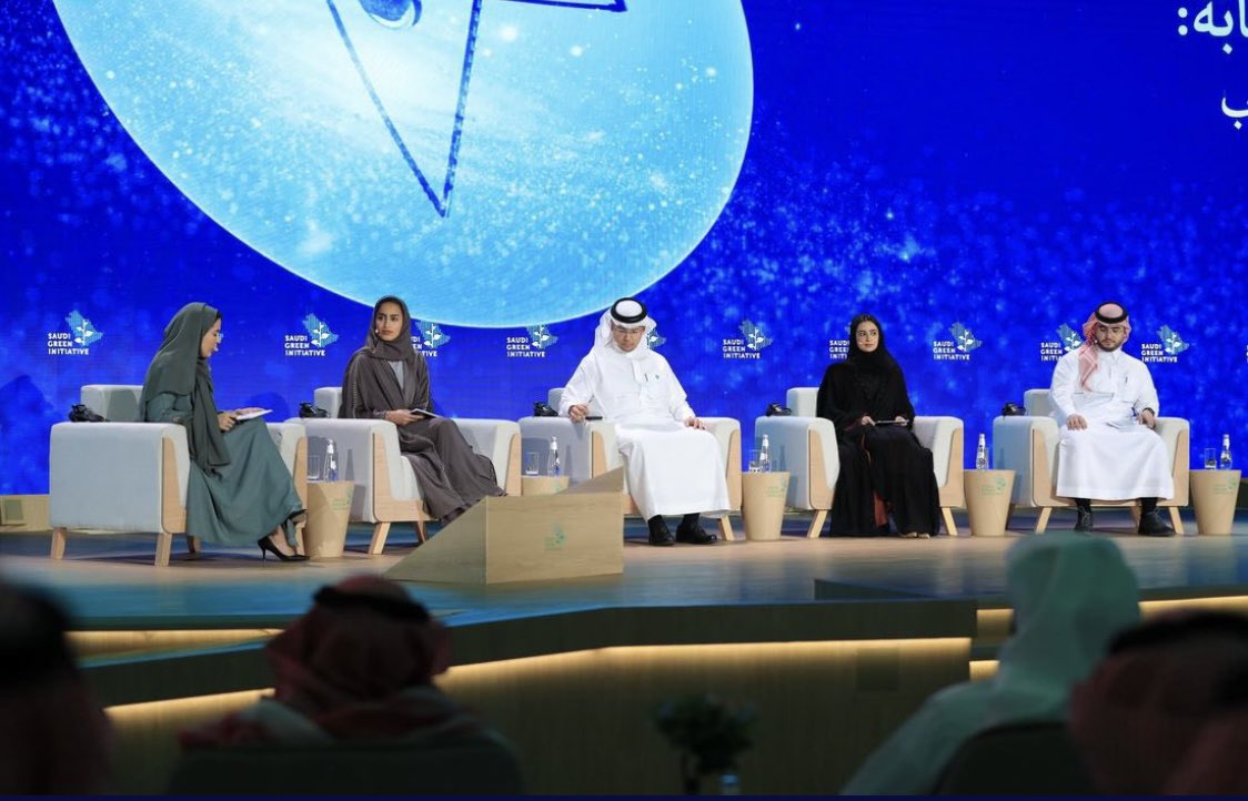 AlfaisalAffairs's tweet photo. تشارك الطالبة نورة السديري من #جامعة_الفيصل في مداخلة في الجلسة الافتتاحية #قمة_الشباب_الأخضر، عن ضرورة دعم وتعزيز الجهود الشبابية في الحفاظ على البيئة وإنشاء مجتمع مستدام. https://t.co/cOrs6xLlCm