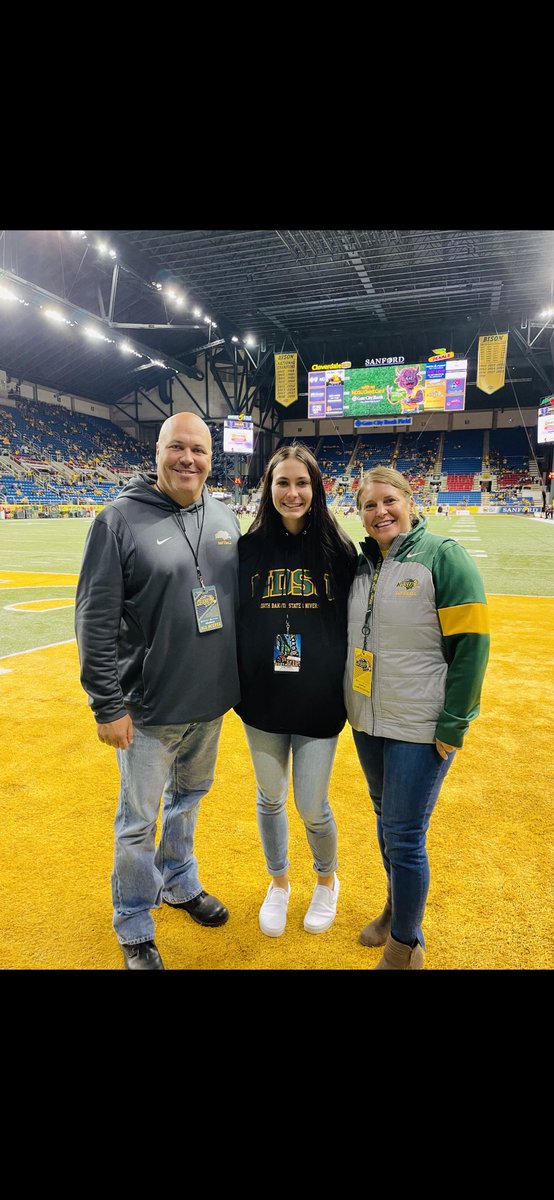 zoeeking35's tweet photo. I’m so excited to announce my commitment to NDSU! This journey wasn’t an easy one, and I couldn’t have done it without the support of my coaches, family and friends. Can’t wait to start the next chapter of my journey! Thank you @DarrenMueller7 and @GO1616! Go Bison!! 💚🤘🏼 https://t.co/tfJeSzsusT