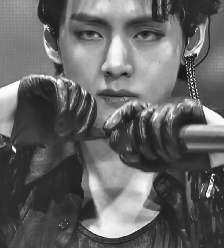 kthprettyhands's tweet photo. black swan taehyung 
i’m you                                  but stronger https://t.co/bpTdWMOQoW