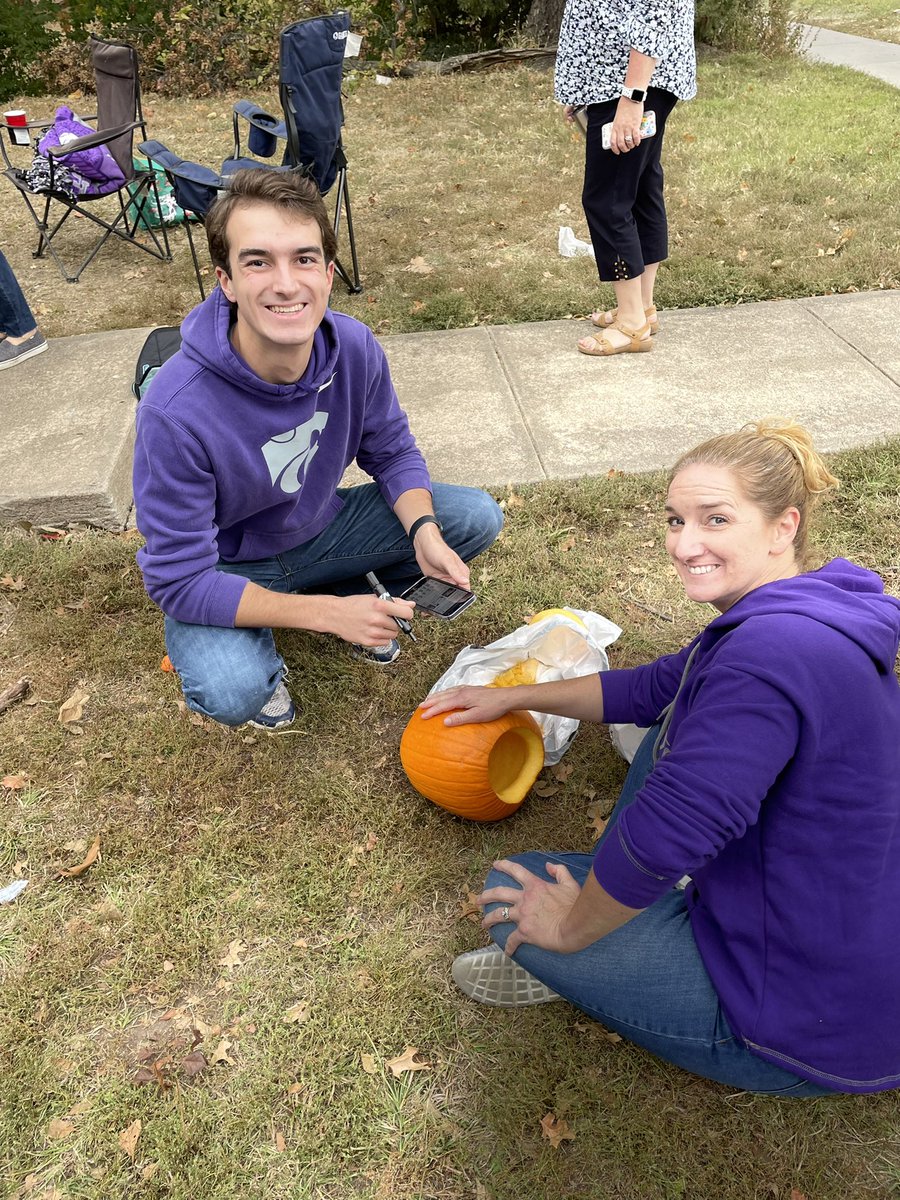 SigTauKState's tweet photo. Had a great day yesterday carving pumpkins with our mothers while watching the Cats win! 🎃💜

#SigTau #KState @IFCatKstate https://t.co/HtInBpzNZX