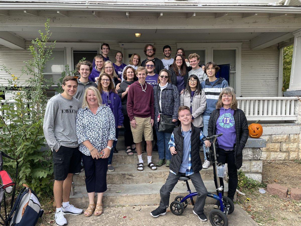 SigTauKState's tweet photo. Had a great day yesterday carving pumpkins with our mothers while watching the Cats win! 🎃💜

#SigTau #KState @IFCatKstate https://t.co/HtInBpzNZX