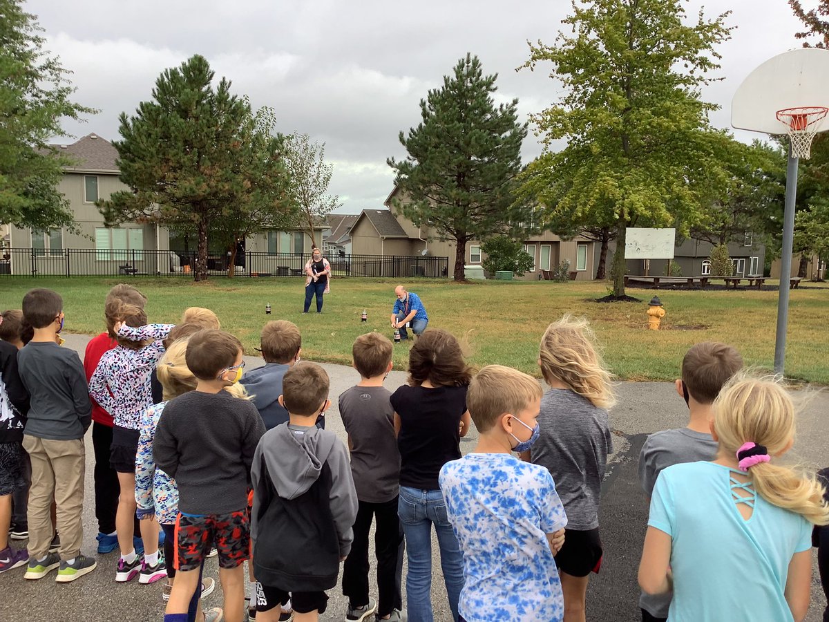 mrsmillermp's tweet photo. Grade level science experiments for the win! #airtakesupspace #secondgrade #science https://t.co/z3qAa6qKT8