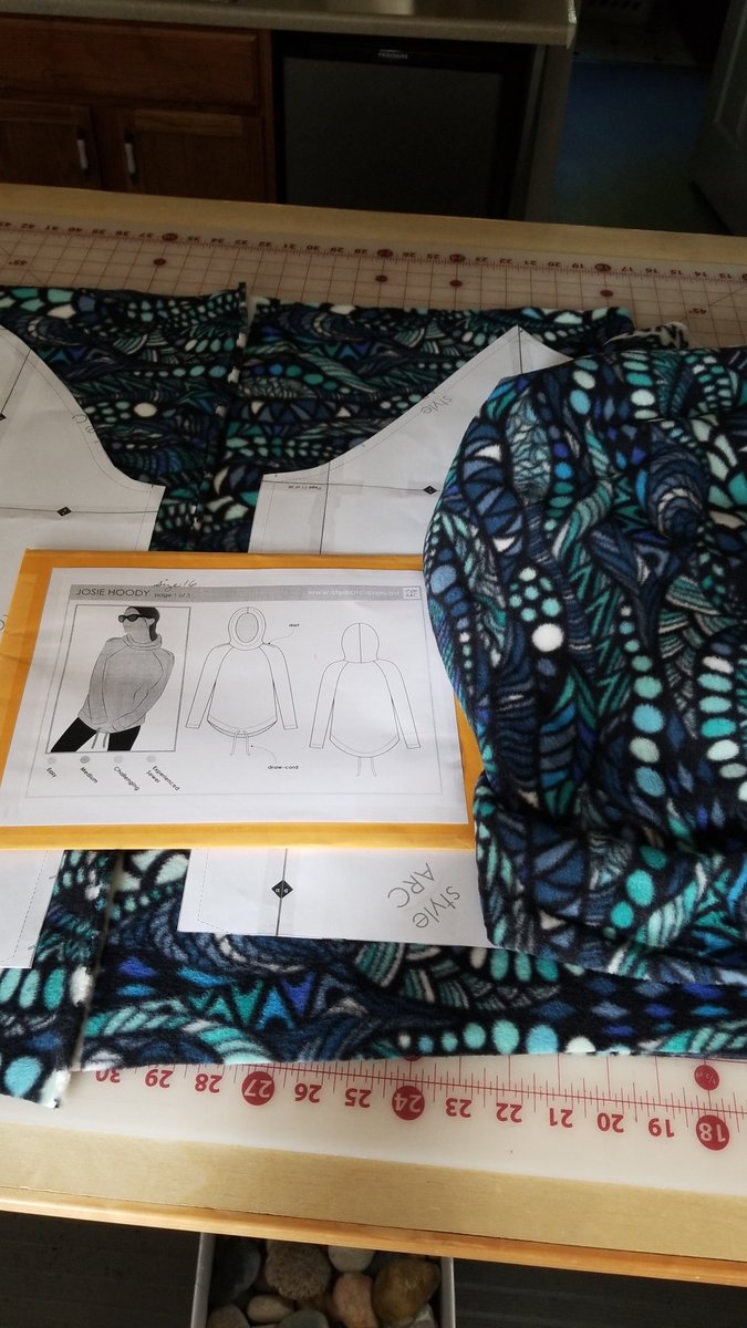 kjlouisi's tweet photo. In my cutting room cutting out a #stylearcpatterns #josiehoody from this gorgeous fleece fom JoAnn Fabrics. Modifying the bottom to straight hem to take less fabric. Lining the hood in white knit. https://t.co/Ohpf2cPciU
