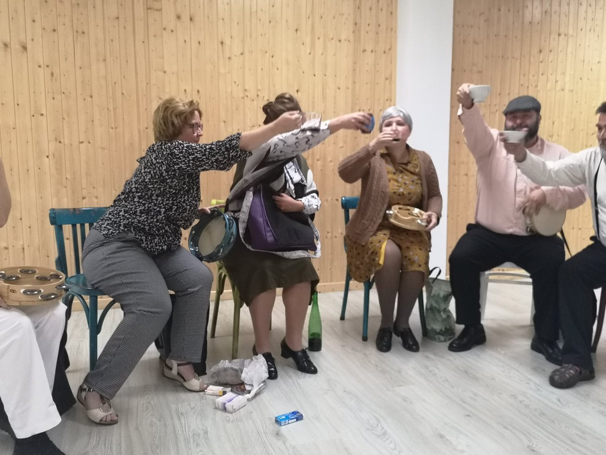 Bravooooooo! Impresionante, rapaces e rapazas! Foi xenial!

Parabéns a todos e a todas!
E parabéns a <a href="/ManuelaVarela8/">Manuela Varela</a> polo exquisito traballo de dirección do grupo de teatro Amador de #Sondaquí

Por moitas máis coma esta!! 🥂

#teatrodaquí #TeatroEnMonteAlto