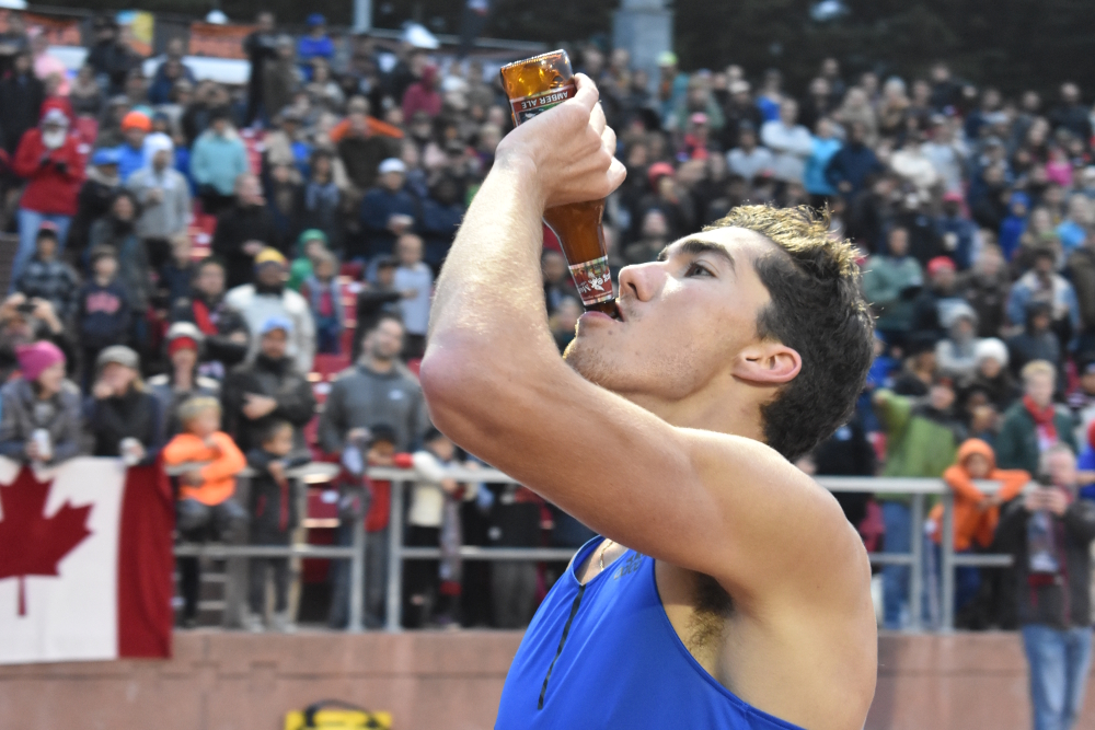 Canada’s Corey Bellemore breaks world beer mile record:

runningmagazine.ca/sections/runs-…