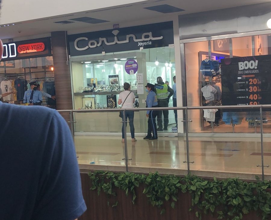 aralfa21's tweet photo. #Ahora se presenta un atraco en el Centro Comercial Guatapurí, sujetos armados ingresaron a la Joyería Corina y huyeron con el botín en un vehículo que los esperaba a las afueras del CC. #EnDesarrollo https://t.co/LBODtQq9U3