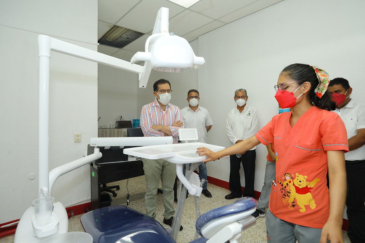 ISSSTE_mx's tweet image. El Dir. Gral., @LuisAntoRamirez, inauguró una unidad médica con atención de odontología y farmacia en El Espinal, #Oaxaca, la cual entregó el Pdte. municipal, @HazaelMatus, en comodato al #ISSSTE. Permitirá ampliar la atención a unos 3 mil 500 derechohabientes.