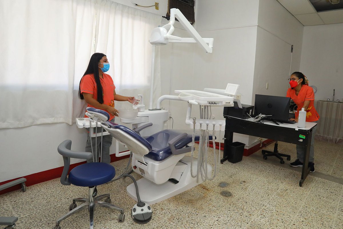 ISSSTE_mx's tweet image. El Dir. Gral., @LuisAntoRamirez, inauguró una unidad médica con atención de odontología y farmacia en El Espinal, #Oaxaca, la cual entregó el Pdte. municipal, @HazaelMatus, en comodato al #ISSSTE. Permitirá ampliar la atención a unos 3 mil 500 derechohabientes.