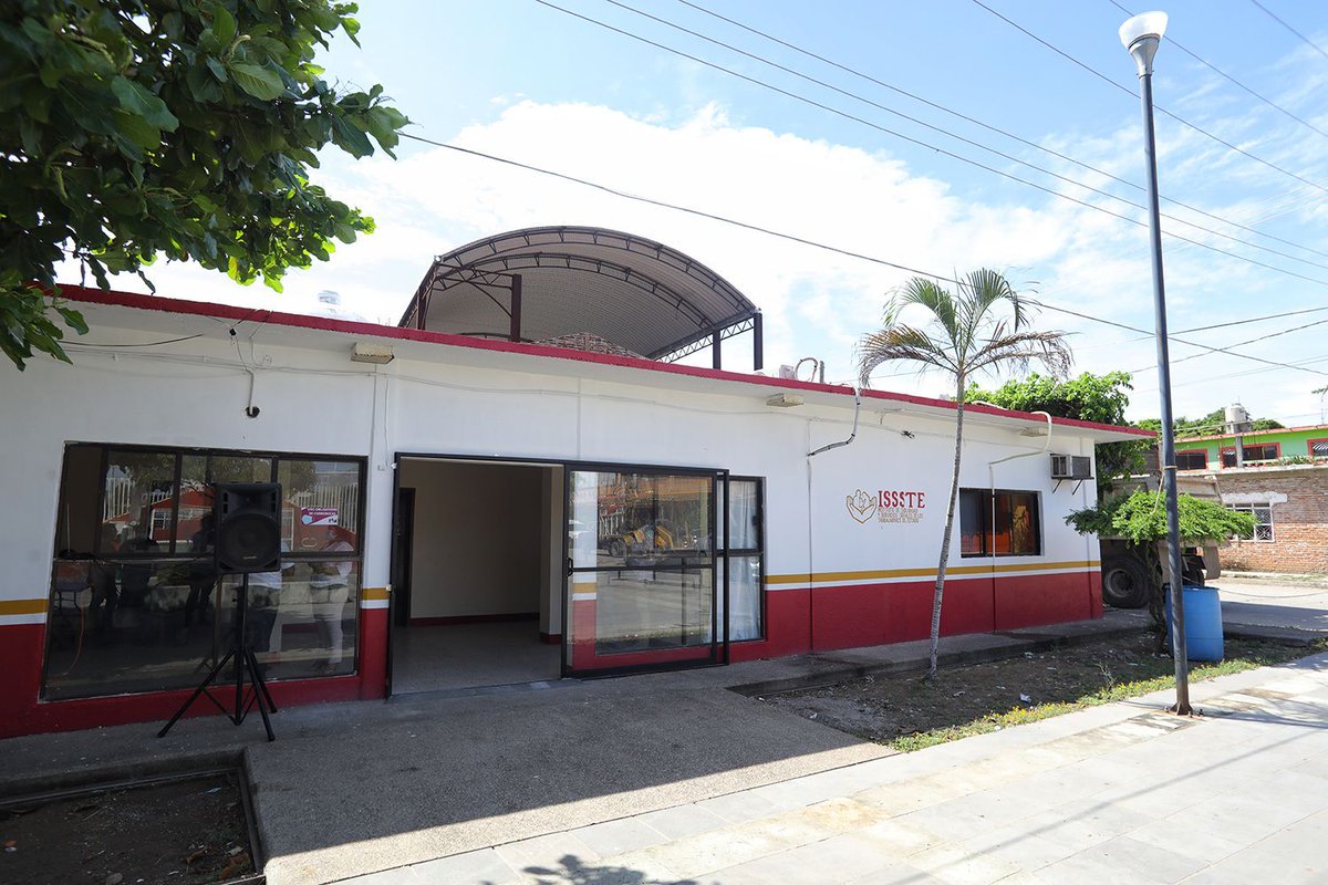 ISSSTE_mx's tweet image. El Dir. Gral., @LuisAntoRamirez, inauguró una unidad médica con atención de odontología y farmacia en El Espinal, #Oaxaca, la cual entregó el Pdte. municipal, @HazaelMatus, en comodato al #ISSSTE. Permitirá ampliar la atención a unos 3 mil 500 derechohabientes.
