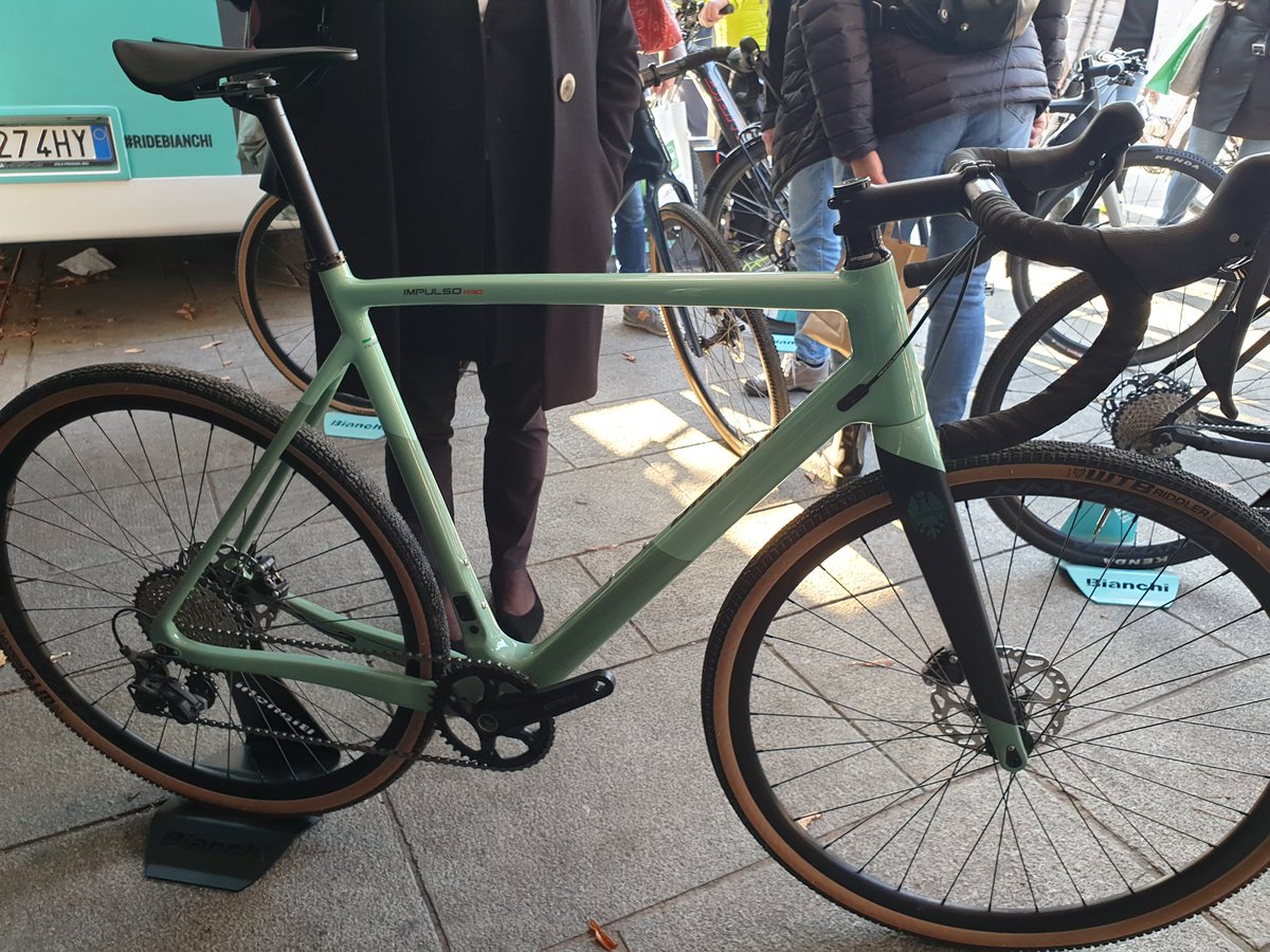 Stand #Bianchi sul sentierone oggi a #Bergamo bellissima la gravel #ImpulsoPro ma le e-gravel sono il futuro