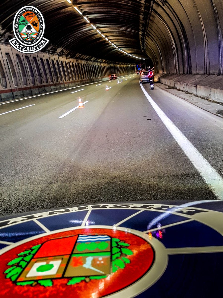 ETrafikoa's tweet photo. 🚨La asistencia de averías o siniestros en túneles siempre supone un riesgo añadido que hay que tener en cuenta. 
Si te ocurre no dudes y avisa al ☎️112🆘
🔹#Ertzaintza_trafikoa 
🔹#Ertzaintza 
🔹#Trafikoa 
🔹#Tráfico
🔹#Polizia
🔹#Policía
🔹#Euskadi https://t.co/R5Z1dhQkoD