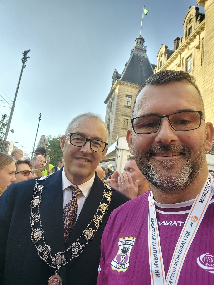 weerd1972's tweet photo. Mijn 10e @MarathonRdam afgerond, bedankt voor de leuke huldiging! Ben vergeten te vragen wat de burgermeester van mijn @GAEagles shirt vond. #mr40 #demooiste #kowet https://t.co/0tzyGb1XVO