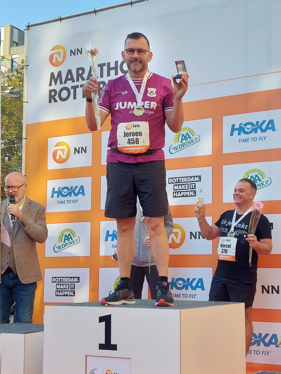 weerd1972's tweet photo. Mijn 10e @MarathonRdam afgerond, bedankt voor de leuke huldiging! Ben vergeten te vragen wat de burgermeester van mijn @GAEagles shirt vond. #mr40 #demooiste #kowet https://t.co/0tzyGb1XVO