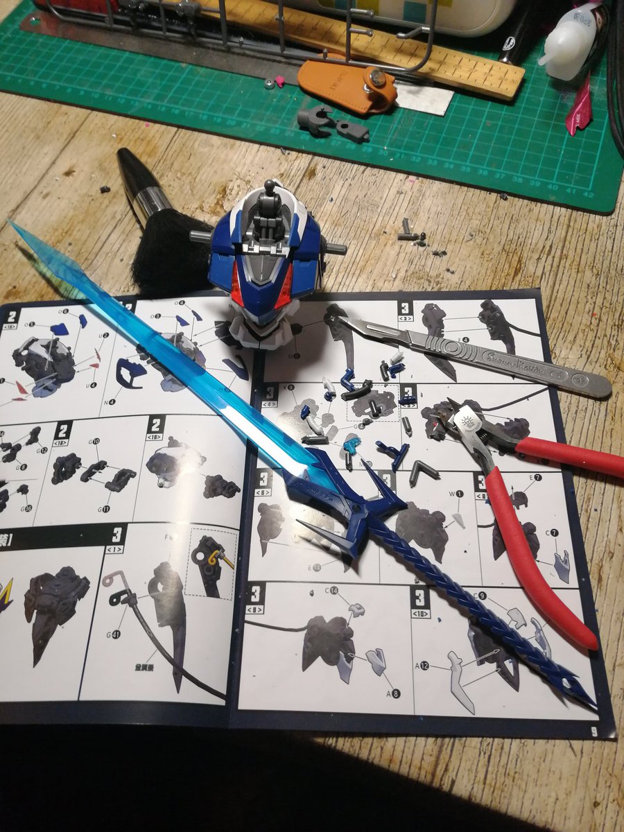 mechmonkey's tweet photo. Massive sword! 🗡️
#gunpla (?) #plamo #frostycat #strangeworks https://t.co/9LqDgzvaKd