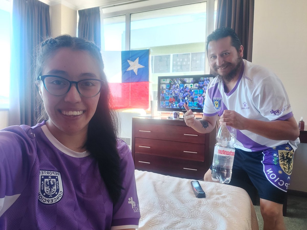 DaniGuzmanD20's tweet photo. Modo covid, alentando al León de Collao con mi  coachon 💜🔥🇨🇱🔥💜 @oskr_es_ri @CSDConcepcion #LaSegundaEnDIRECTV #PuroConce https://t.co/okecnViLiw