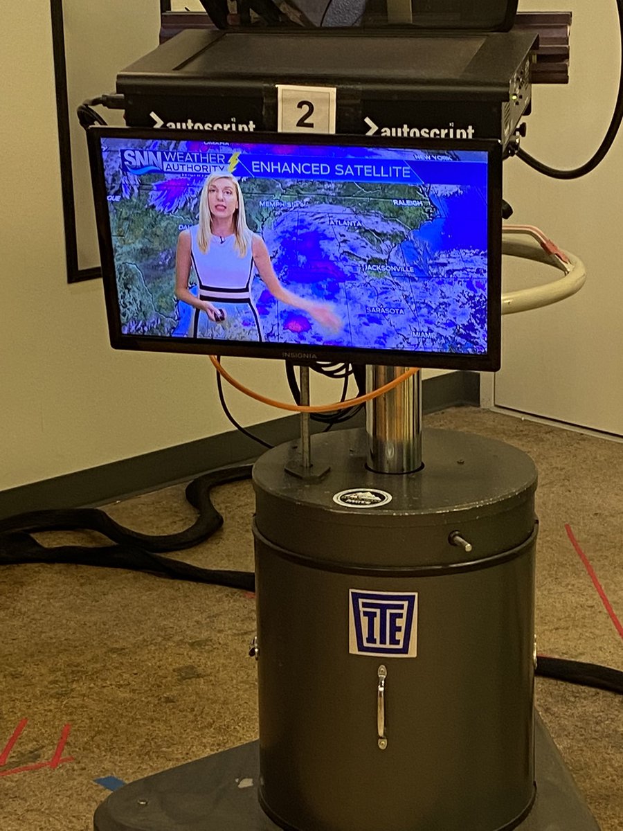 emmasearsnews's tweet photo. My view watching @Leslielondon do weather today! Sheβs just a floating upper half #GreenScreenprobs https://t.co/m7Kk7AK0n7