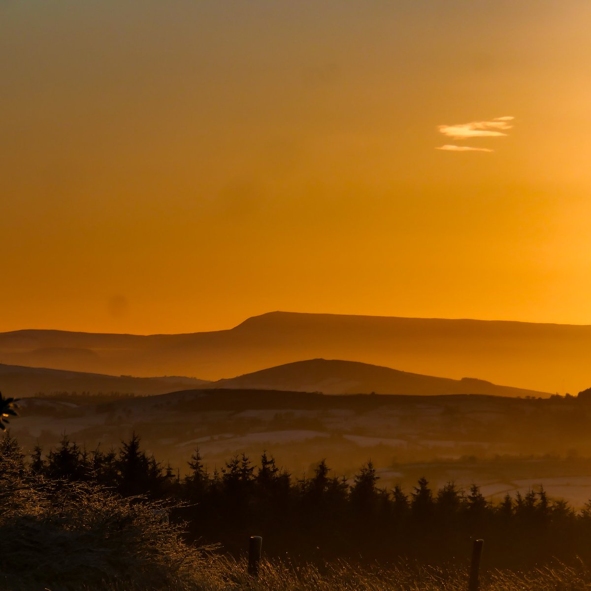 Sunset over Co Fermanagh.... taken back in January 
@impartialrep @ECMFCM @ScenesOfUlster @barrabest @bbcniweather @sunset #travelphotography #lovetraveling #photooftheday