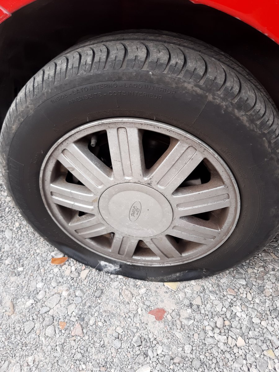 VerOlguiux's tweet photo. @SLPMunicipio Bache en salvador nava esquina 5 de mayo, justo entre Oxxo y el deportivo 2000 😡😡 https://t.co/SXS7YtgiEK