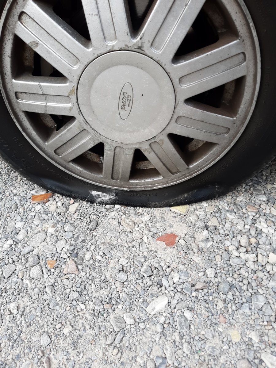 VerOlguiux's tweet photo. @SLPMunicipio Bache en salvador nava esquina 5 de mayo, justo entre Oxxo y el deportivo 2000 😡😡 https://t.co/SXS7YtgiEK