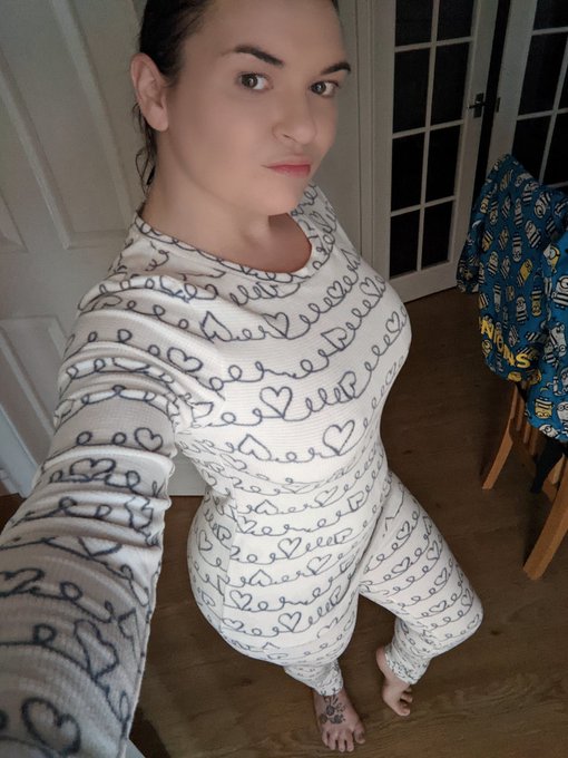 Figure hugging PJ's FTW 😜 https://t.co/mV6r8Pyvog