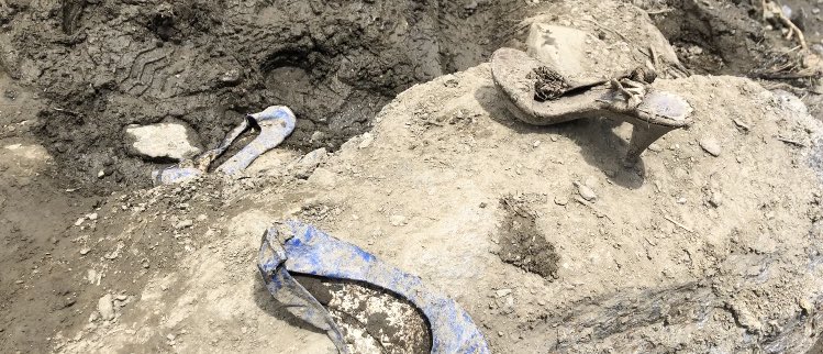 sandnoticias's tweet photo. Vestimenta de las tres víctimas confirmadas de los deslaves en la vía #Zamora #Loja, se buscan los 3 cuerpos. 

Además se busca indicios de 3 personas más, denunciadas como desaparecidas. En total serían 6 personas víctimas. 
#ZamoraChinchipe #Ecuador https://t.co/8qw7ZUYBWb