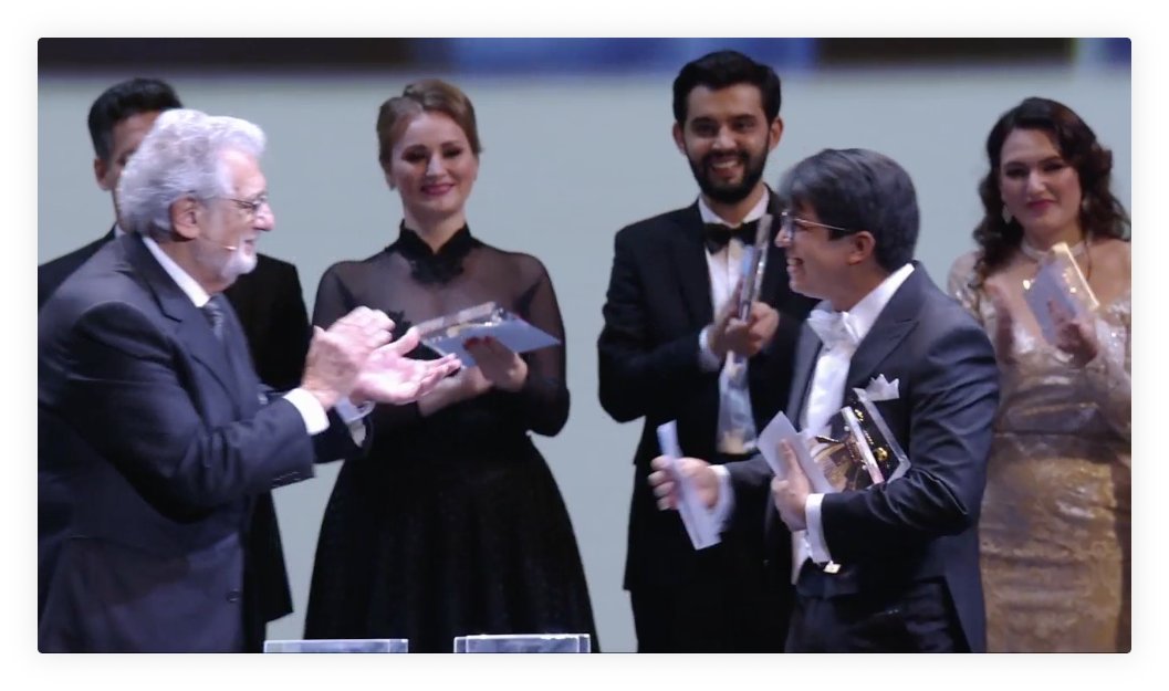 PabloInculto's tweet photo. #URGENTE #AHORA 
¡¡El tenor peruano Iván Ayón 🇵🇪 (@ivan17293) ha ganado el PRIMER LUGAR en categoría voz masculina de @OperaliaComp en el Teatro Bolshoi de Rusia!! El fundador de la competencia, @PlacidoDomingo le entrega el premio. ¡¡¡Bravo Iván!!! 👏👏👏👏👏👏 https://t.co/0TC74gwP85