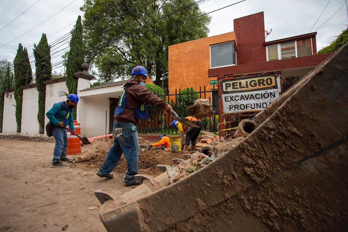 makugo's tweet photo. Iniciamos el domingo en El Cortijo, La Peñita y Calesa para supervisar el avance de las obras que, con una inversión de 90 millones de pesos, se están llevando a cabo. Las familias queretanas nos contrataron para dar resultados. Por ustedes #ArrancamosAl100 y vamos por más. 🤜🏼🤛🏼 https://t.co/wUjD9D34T9
