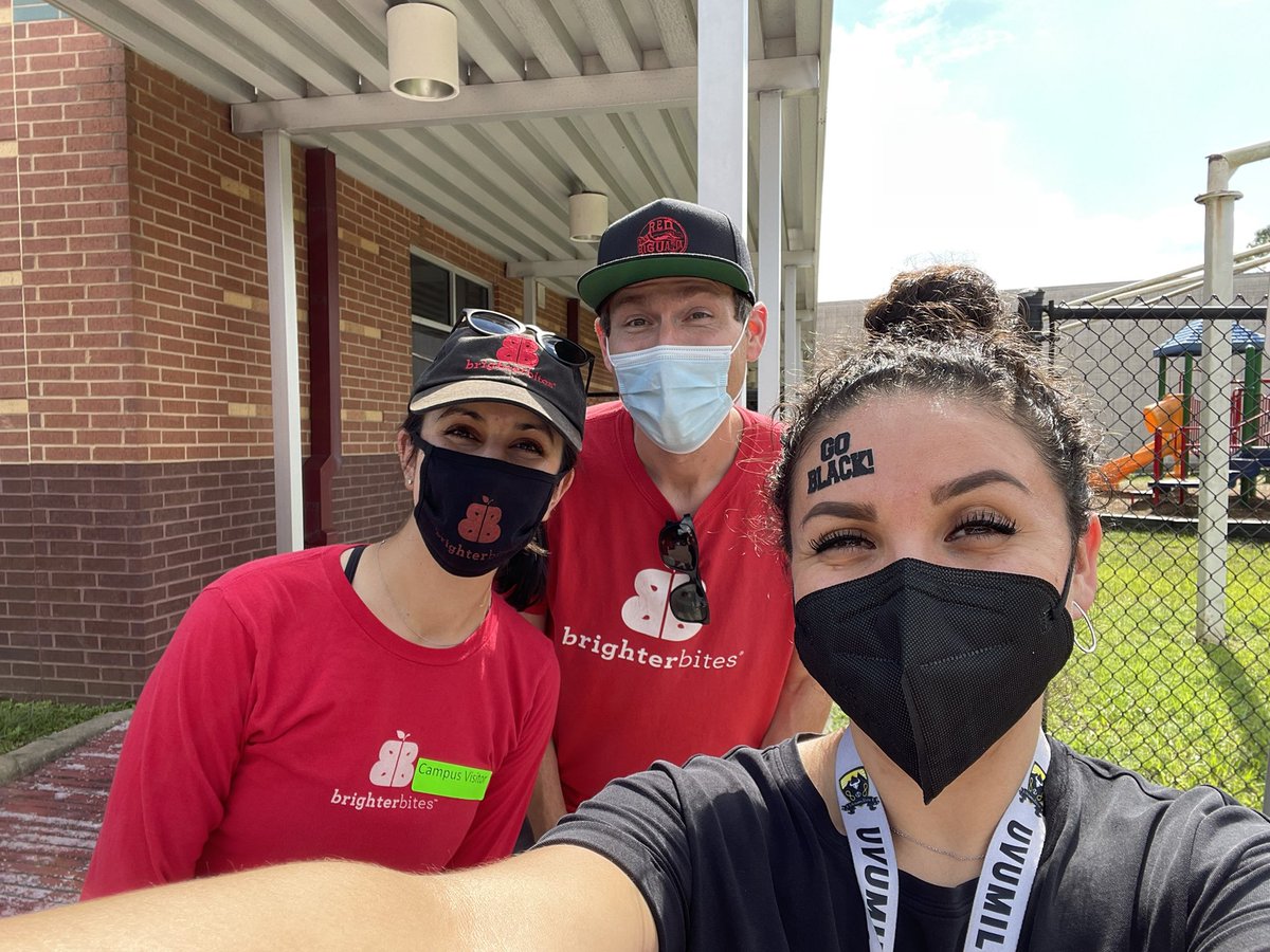 WalnutBendESWRS's tweet photo. Loving this movement! Making it happen with @BrighterBites at @WalnutBendES by helping provide nutritious fruits and veggies for our students and families. @Wrap4Westside @HISD_Wraparound #HISD #WeWraparoundWalnutBend https://t.co/O5OSG5Matc