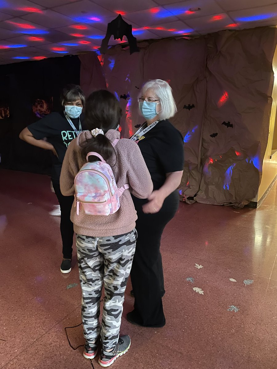 WalnutBendESWRS's tweet photo. Rock Your School Day at @WalnutBendES was impactful for our students. The joyful and excited faces made the work worth it! @Wrap4Westside @HISD_Wraparound 
#WeWraparoundWalnutBend #WeWraparoundWestside #HISD https://t.co/UrjoYX1otT