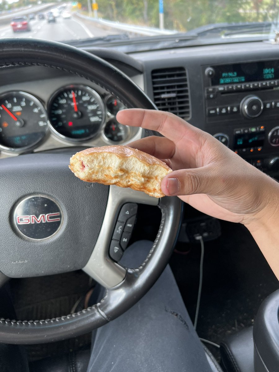 matt_dxr's tweet photo. Hey! @krispykreme can we talk about your jelly “filled” donuts? https://t.co/BgykzM5qjg