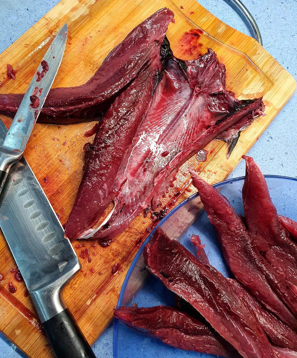 monteromonti's tweet photo. Compré unas #melvas de #Barbate, saqué los lomos, sellé con #AOVE y ahumé con virutas de toneles envinados en #oloroso (esa joya que, en #Montilla, han creado l@s amig@s de @casknolia) #Pescado de temporada. #Comida de domingo. #Risas en buena compañía. Qué más se puede pedir? https://t.co/9Y1uYYOOm5