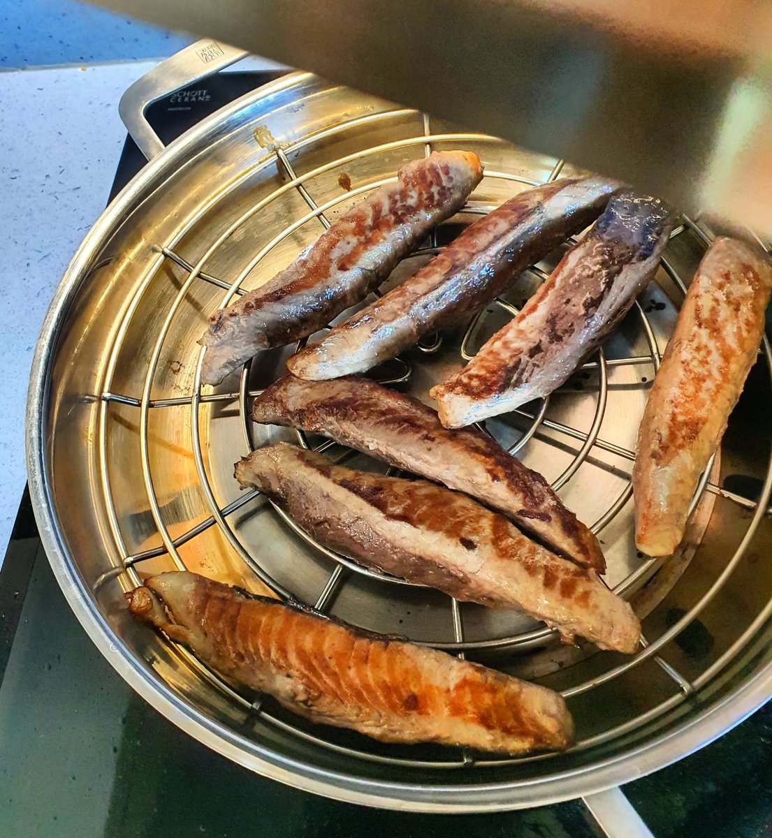 monteromonti's tweet photo. Compré unas #melvas de #Barbate, saqué los lomos, sellé con #AOVE y ahumé con virutas de toneles envinados en #oloroso (esa joya que, en #Montilla, han creado l@s amig@s de @casknolia) #Pescado de temporada. #Comida de domingo. #Risas en buena compañía. Qué más se puede pedir? https://t.co/9Y1uYYOOm5