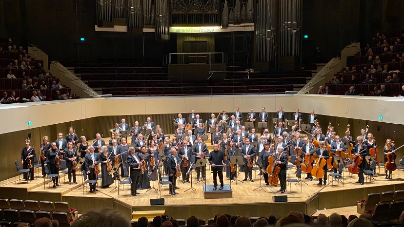 hufnagel's tweet photo. Ein klangewaltiger, genialer Bruckner-Sound tönt durchs Gewandhaus zu Leipzig. Großartiges #teamwagner-Programm der Kolleg*innen des MDR-Sinfonieorchesters. Mendelssohn g-Moll-Klavierkonzert mit @Melvynbetan, gefolgt von Bruckner3 (1. Fassung 1873). Extralob an @sufloese #mdrSO👏 https://t.co/7PxYlHEnPk