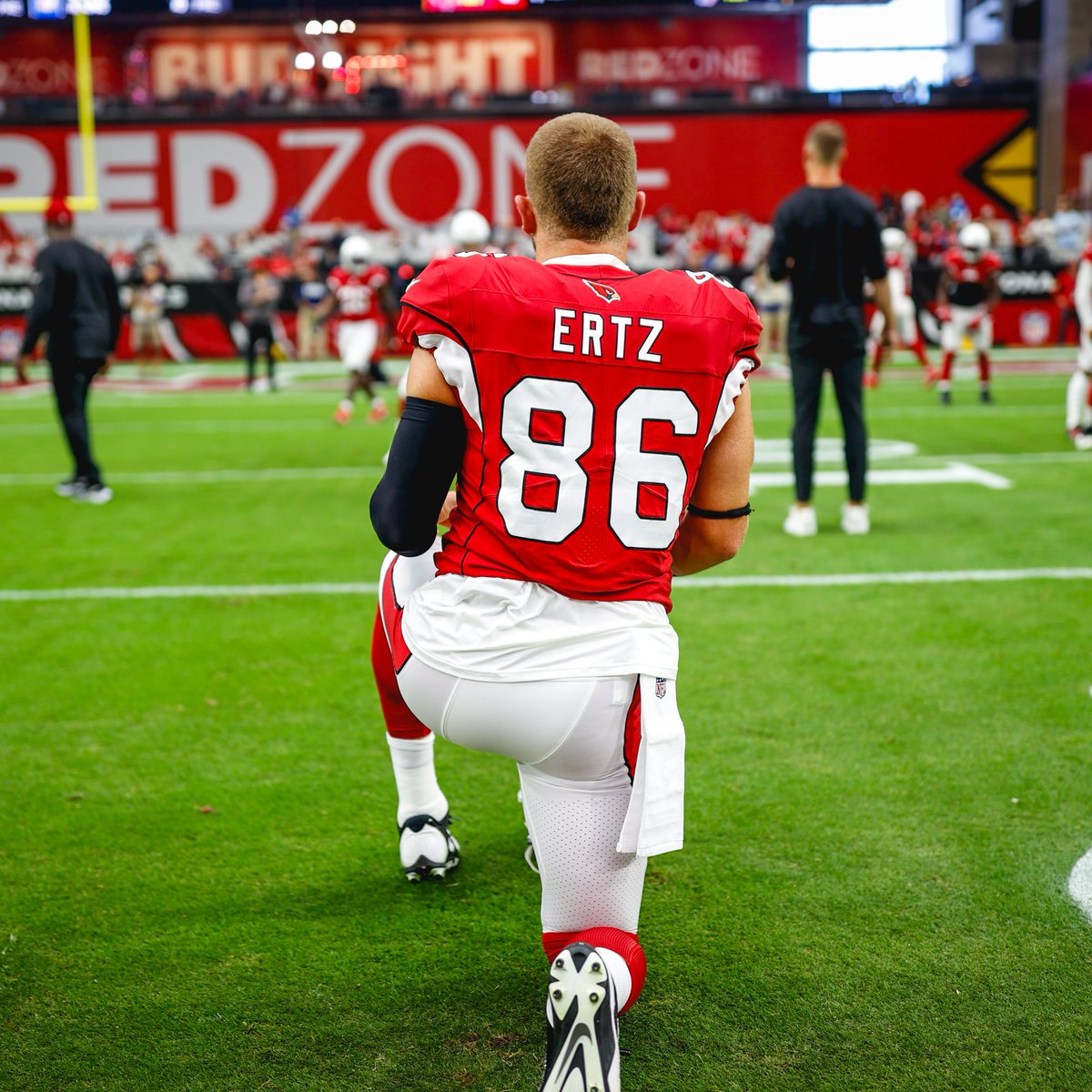 NFL's tweet photo. Zach Ertz suiting up for the @AZCardinals. #RedSea 

📺: #HOUvsAZ -- 4:25pm ET on CBS
📱: NFL app https://t.co/yprRBubecA